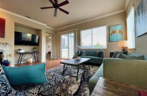 West Sacramento House | One Story Pet & Family Friendly Fireplace