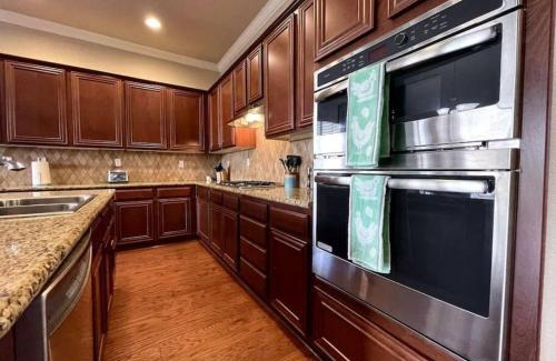 West Sacramento House | One Story Pet & Family Friendly Fireplace