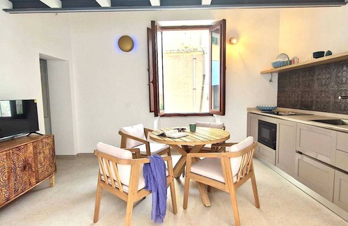 La Maddalena House | Oneglia House, bright historic house with small inner courtyard