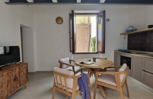 La Maddalena House | Oneglia House, bright historic house with small inner courtyard