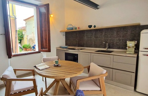 La Maddalena House | Oneglia House, bright historic house with small inner courtyard