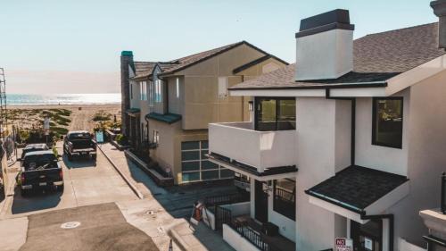 Santa Ana Heights House | ONeill I by AvantStay Coastal Paradise Steps from Beach Modern Decor