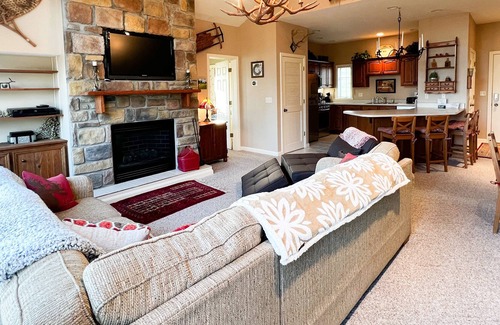 Clymer Condo | Only 3 BDRM in Northgate. Discounts on ski season weeknights!