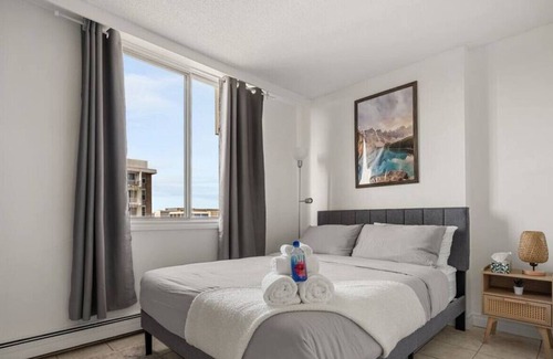 Downtown Edmonton Apartment | Only 5 minutes to Rogers with Free Downtown Parking