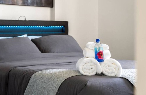 Downtown Edmonton Apartment | Only 5 minutes to Rogers with Free Downtown Parking