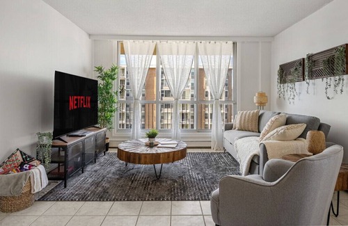 Downtown Edmonton Apartment | Only 5 minutes to Rogers with Free Downtown Parking