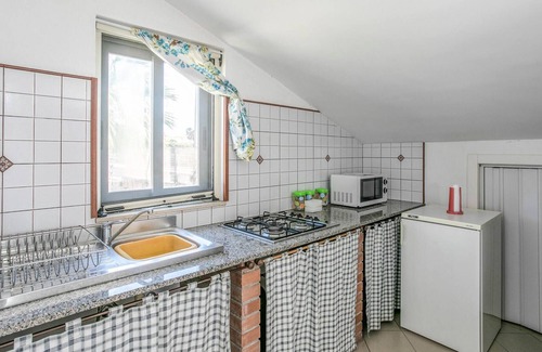 Casuzze House | Only about 180 m from the beach and the sea, this semi-detached house awaits you in Marina di Ragusa