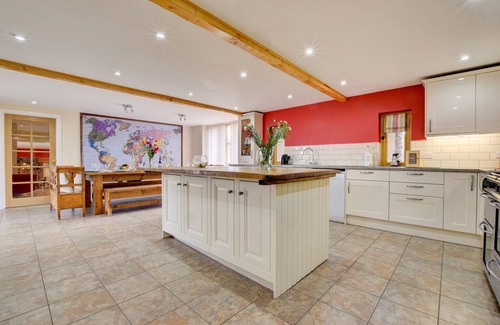 Trecastle House | Onnen Fawr Barn - Four Bedroom House, Sleeps 11