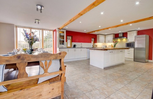 Trecastle House | Onnen Fawr Barn - Four Bedroom House, Sleeps 11