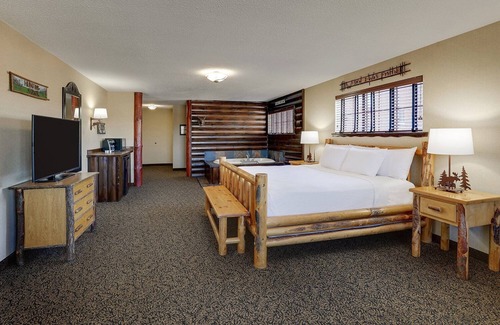 Moline Hotel | Onsite pool, Stoney Creek, Expanded King w/Whirlpool | 2 Units