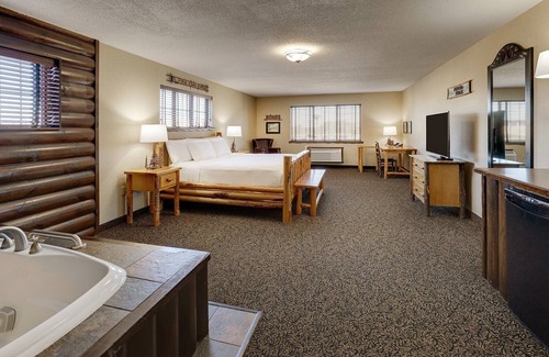 Moline Hotel | Onsite pool, Stoney Creek, Expanded King w/Whirlpool | 2 Units