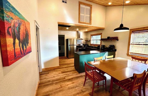 Harrison Cabin | Onyx Grove Cabin 2 bedrooms & HOT TUB!