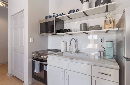 East Market District Apartment | Onyx – Light-Filled Contemporary Hideaway