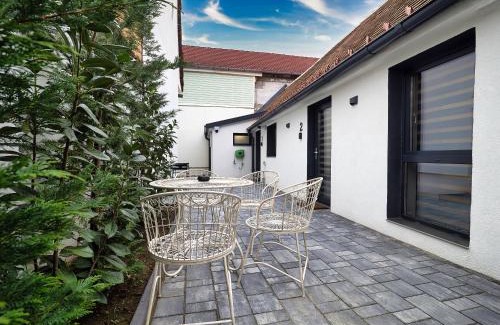 Three Oaks Apartment | Onyx Studios by Ben Apartments Free Private Parking