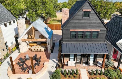 Edmond House | Onyx The Lark Stylish & Serene Edmond Oasis