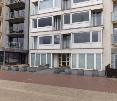 Oostduinkerke-Bad Apartment | Oostduinkerke - Appartement met zeezicht en 2 parkeerplaatsen