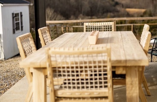 Sevierville House | Open-air barndominium 1-BR loft on flower farm