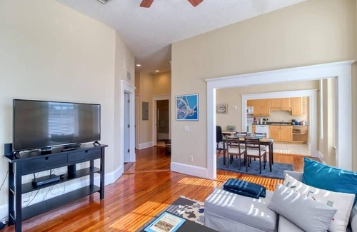 Springfield Apartment | Open & Bright - 5 min drive to TIAA Bank field