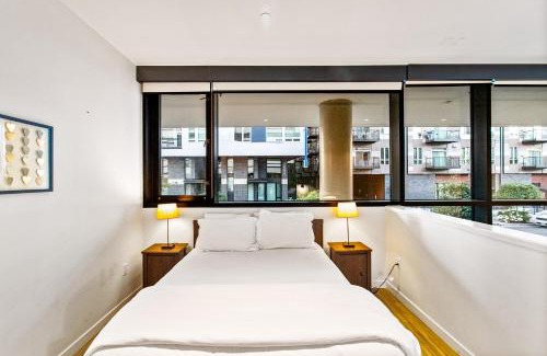 Downtown Apartment | Open Loft in Redmond Core - 92 Walkscore!