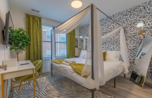 Orange Apartment | Opulence in Olive 4 bedrooms, 4 baths with 10 beds, Park 2 cars FREE