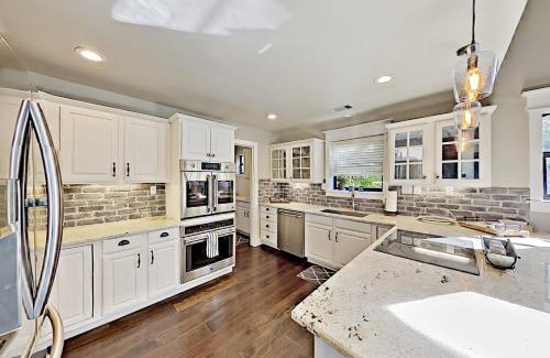 Burnet House | Opulent Waterfront 118B