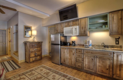 Oquossoc Hotel | Oquossoc Suite #2 | A/C