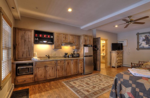 Oquossoc Hotel | Oquossoc Suite #5 | A/C