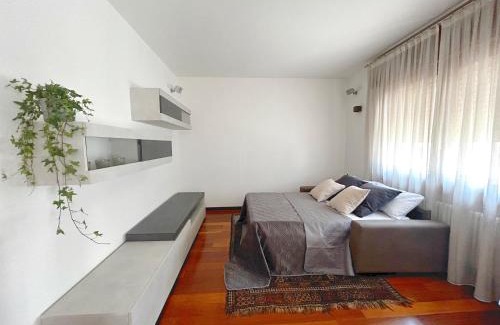 Zelarino Apartment | Orange apartment
