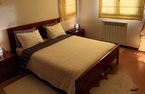 Barreira House | Orange room