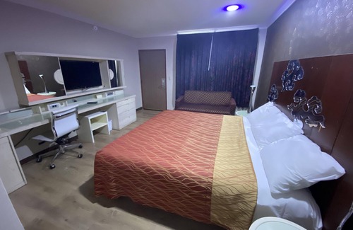 Orange Hotel | Orange Villa Park Motel