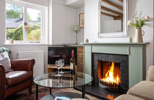 Hook Norton Cottage | ORCHARD COTTAGE, pet friendly, with a garden in Hook Norton