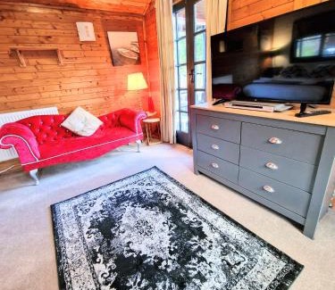 Warminster Ski Chalet | Otter 4 Hot Tub - HuntersMoon-Warminster-Bath-Salisbury