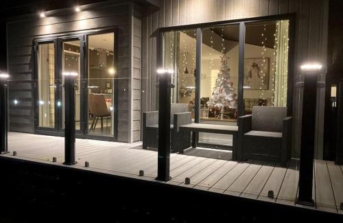 New Forest District Ski Chalet | Otters Rest Executive High Spec Lodge Shorefield County Park Lymington New Forest