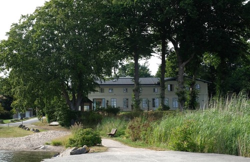Ulsnis Apartment | Our 1-room vacation apartment "Kleines Fährhaus" is ideal for couples or friends who want to enjoy a quiet break, with a great view of the Schlei from the entire apartment