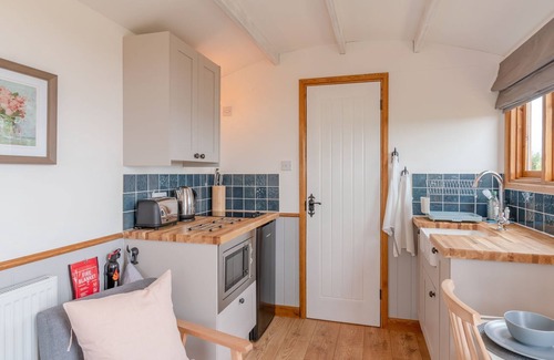 Mangotsfield Ski Chalet | Outbak Shepherds Hut - sleeps 2 guests in 1 bedroom