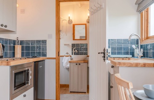 Mangotsfield Ski Chalet | Outbak Shepherds Hut - sleeps 2 guests in 1 bedroom
