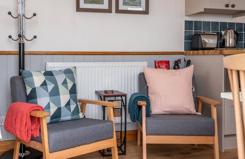 Mangotsfield Ski Chalet | Outbak Shepherds Hut - sleeps 2 guests in 1 bedroom