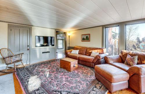 Tamworth House | Outdoor Fireplace and Pool Table Tamworth Home!