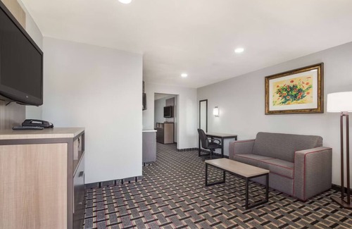 Salem Hotel | Outdoor Getaway in Knights Inn & Suites Salem! Pet-Friendly, Free Parking