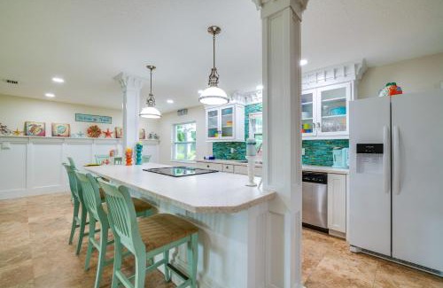 Tavares House | Outdoor Oasis with Bar and Lanai Tavares Escape