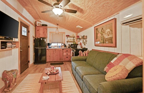 Fredericksburg Cabin | Outlaw Love 1 Bedroom Cabin by Redawning