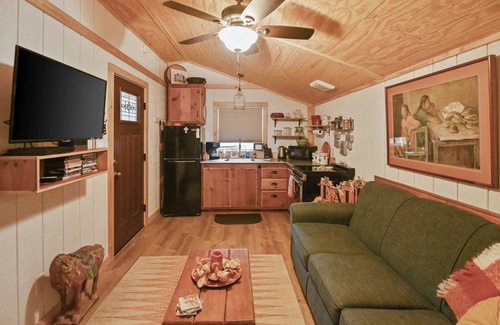 Fredericksburg Cabin | Outlaw Love 1 Bedroom Cabin by Redawning