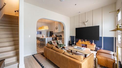 Five Points House | Outrider Buyout- 3 units by AvantStay Sleeps 36