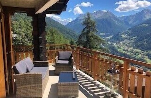 St. Luc Apartment | Outside : Beautiful flat refurbished - for 6 people - On the 3rd floor of a building - about 100m2 -