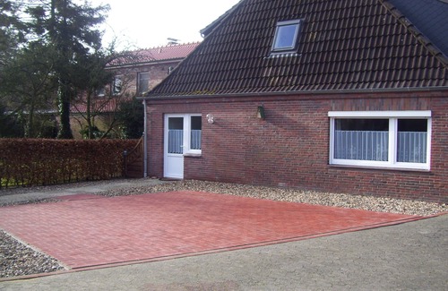 Esens House | Outskirts, central, with barbecue house, veranda