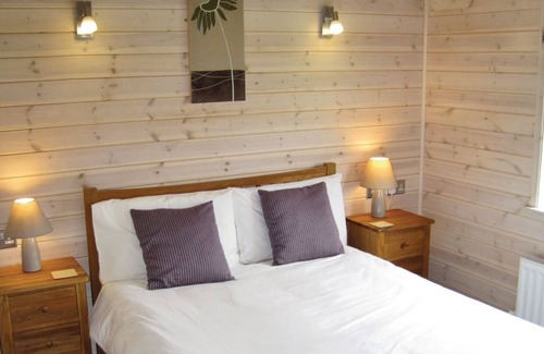Tadcaster Cabin | Outstanding, stylish lodge with one master double with ensuite shower and two twin.
