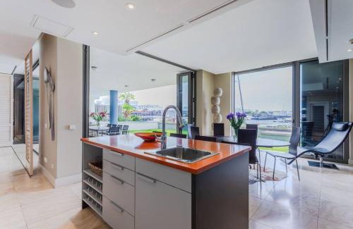 Victoria and Alfred Waterfront Apartment | Outstanding V&A Marina Waterfront apartment