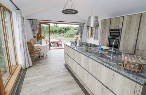 Priors Marston Cottage | OWL BARN, pet friendly, character holiday cottage in Farnborough