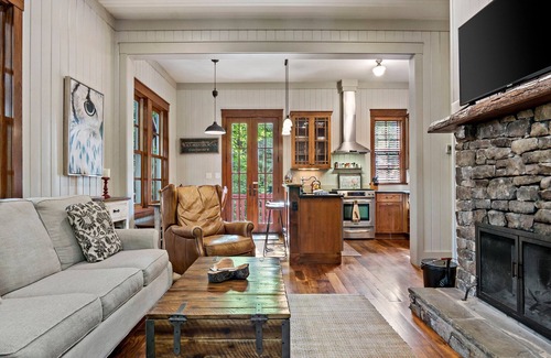 Cheshire House | Owl's Nest - 2/2.5, Luxurious, Pet Friendly Home