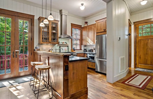 Cheshire House | Owl's Nest - 2/2.5, Luxurious, Pet Friendly Home